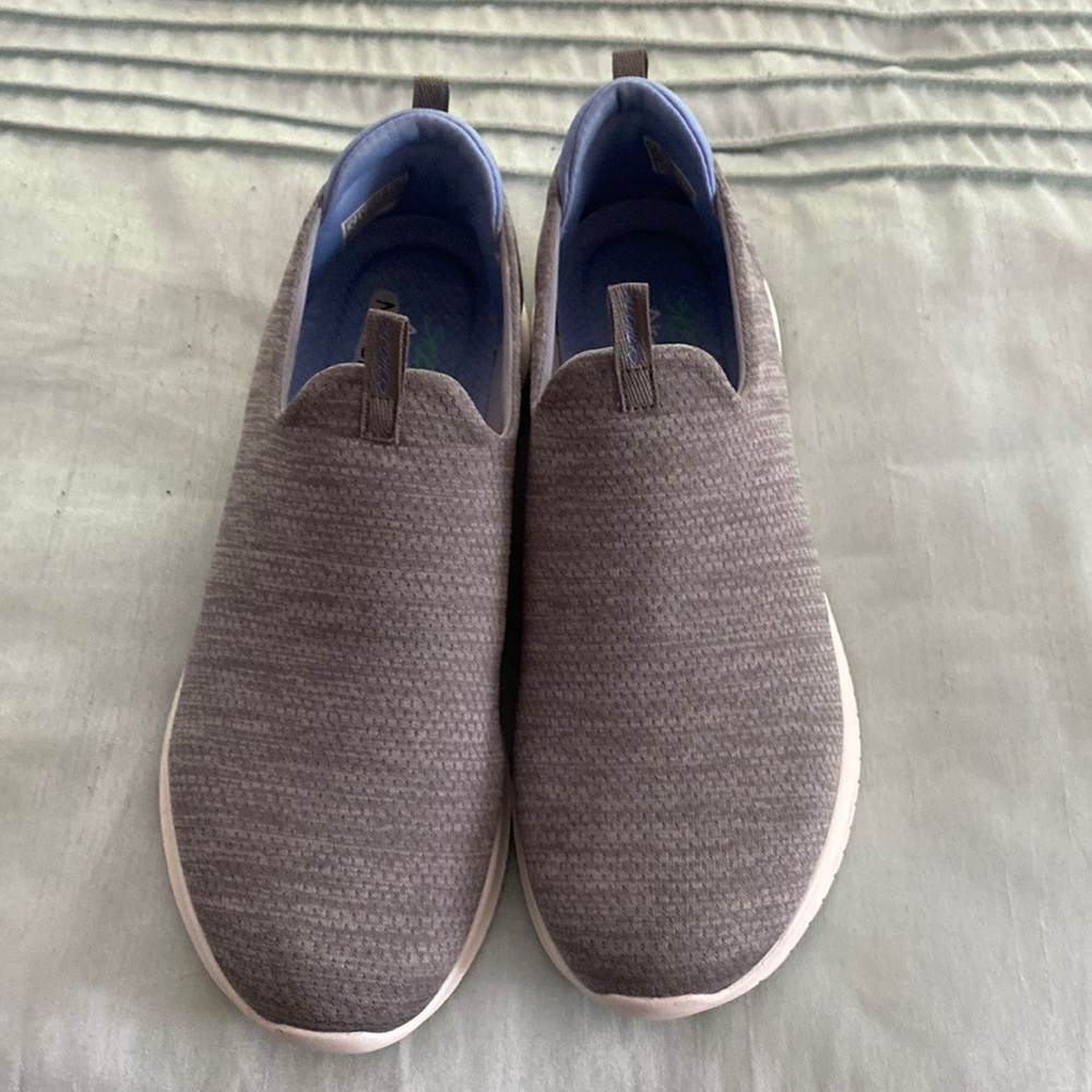 Slip on memory foam air cooled sneaker, only worn a few times.